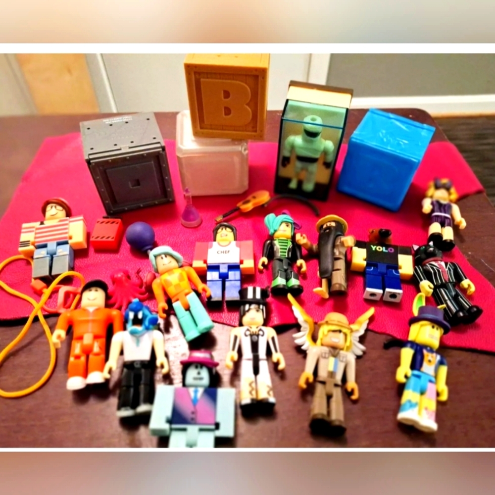 Roblox Lot- 25 Pieces